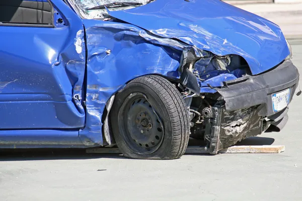 Roda de um carro destruído em um acidente de trânsito — Fotografia de Stock