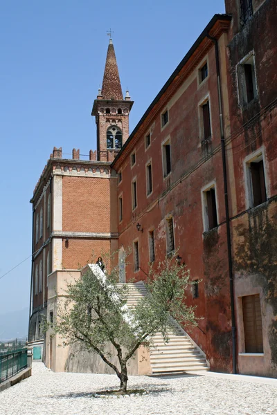 Convento con il campanile della chiesa — Foto Stock
