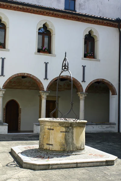 Claustro do convento com o antigo poço — Fotografia de Stock