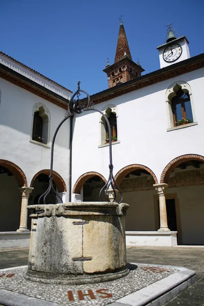 Cloister of the convent with the ancient well in Italy — Stock Photo, Image