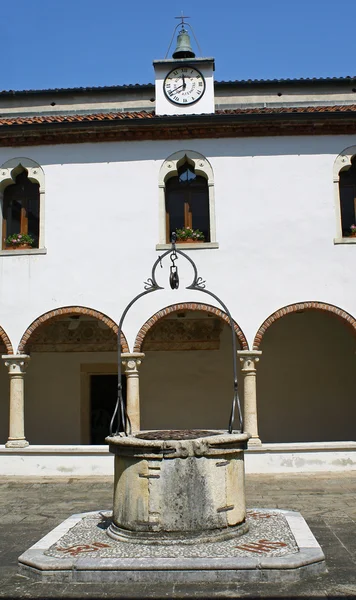 Kreuzgang des Klosters mit dem alten Brunnen — Stockfoto