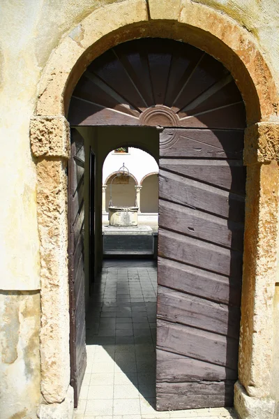 Zugangstür zum Kloster der Mönche — Stockfoto