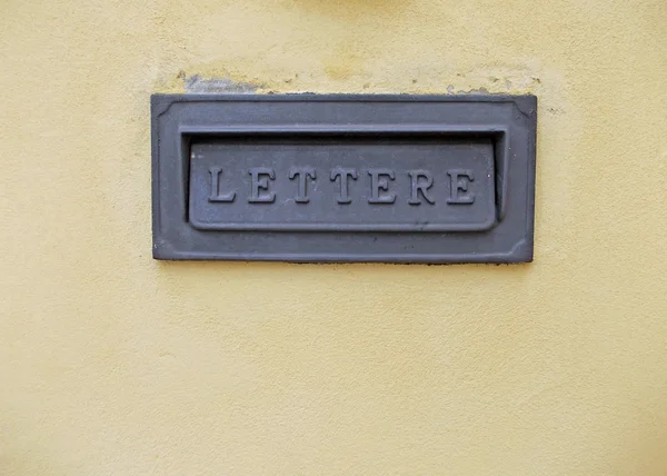 在意大利的黄色墙上的邮箱 — 图库照片