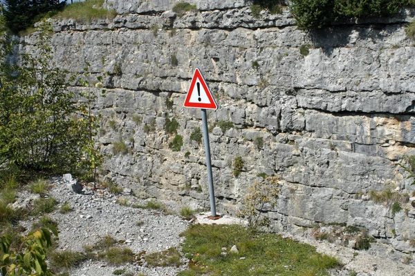 Sign of caution and danger on the edge of the precipice — Stock Photo, Image