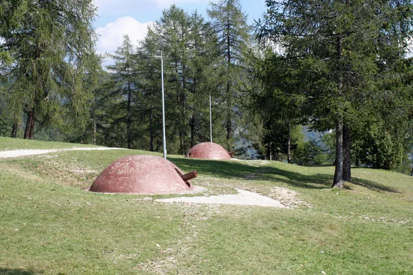 Мимитизирующие купола орудий Первой мировой войны — стоковое фото