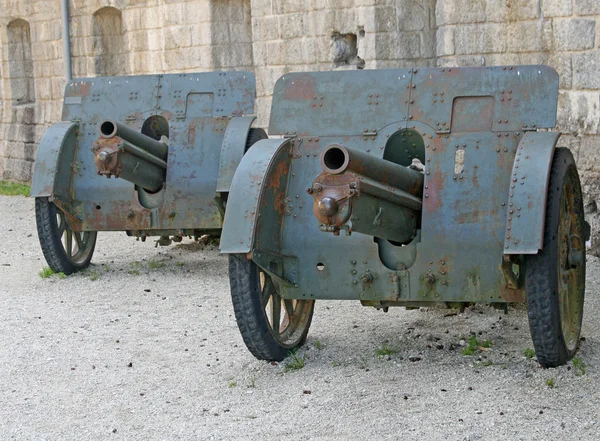 Due cannoni tedeschi della prima guerra mondiale in difesa del Forte — Foto Stock