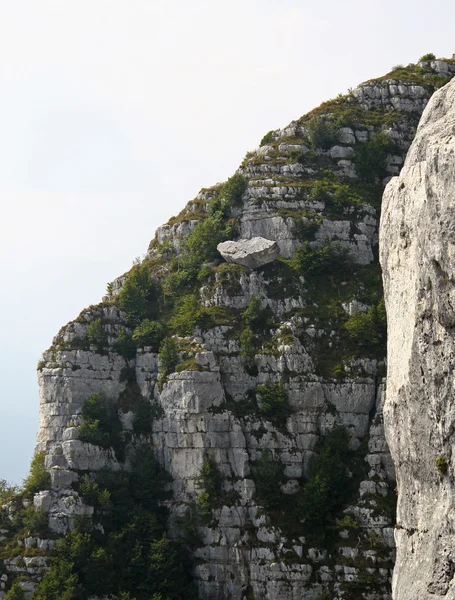 Devasa kaya kaya üzerinde bir vadiye dengeli ve düşecek mi — Stok fotoğraf