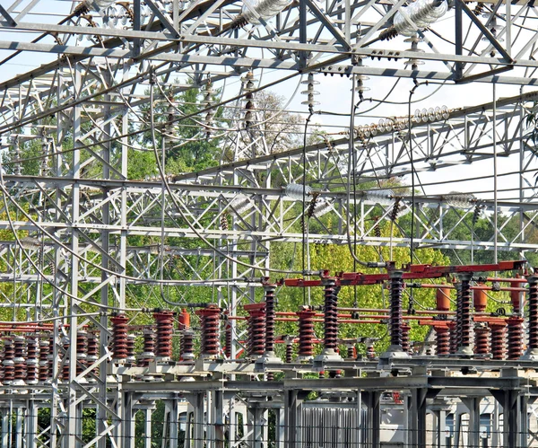 Potencia con cables e interruptores en alta tensión — Foto de Stock