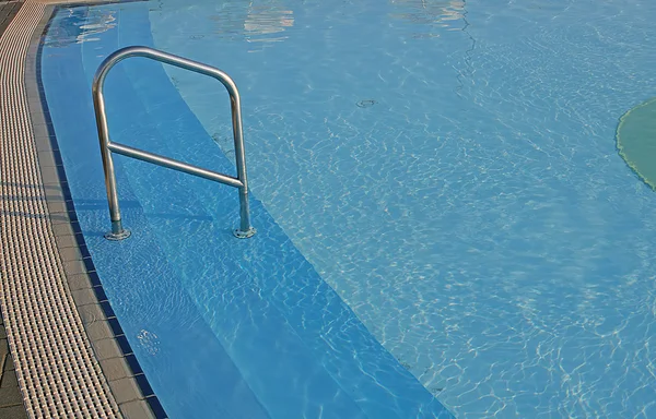 Agua azul de la piscina para nadar — Foto de Stock