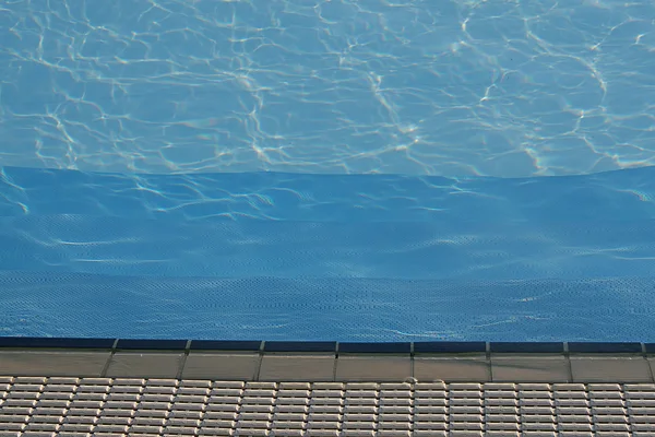 Água azul da piscina para nadar — Fotografia de Stock