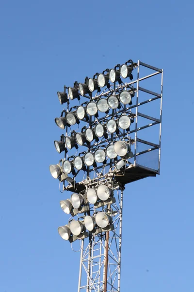 Torre de iluminação impressionante para a luz da noite em um estádio — Fotografia de Stock