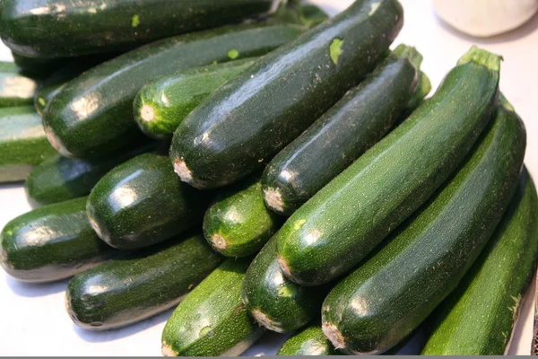 Grüner Kürbis in Körben zum Verkauf auf dem Obst- und Gemüsemarkt — Stockfoto