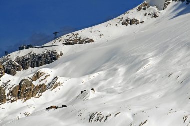 Alplerde kirli kar ile kaplı marmolada Buzulu