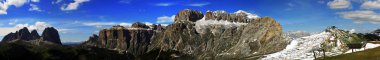 360 ° views of the Dolomites of the Fassa Valley in the summer with the arr