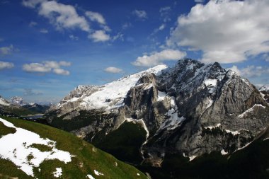 Alplerde kirli kar ile kaplı marmolada Buzulu