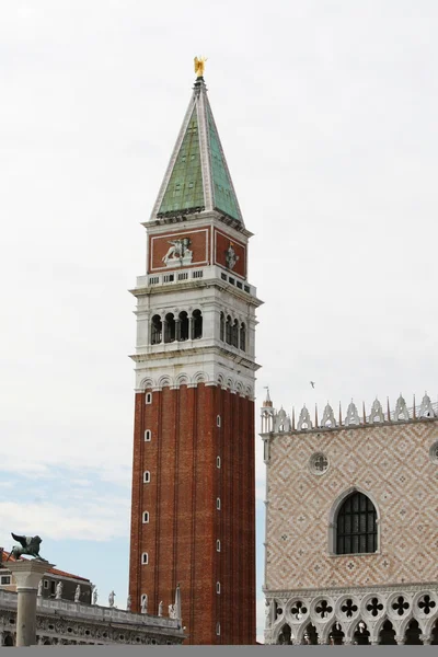 Венецианская лагуна с дворцом дожей и дворцом дожей — стоковое фото