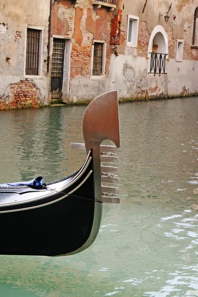 在水运河在威尼斯贡多拉的顶部 — 图库照片