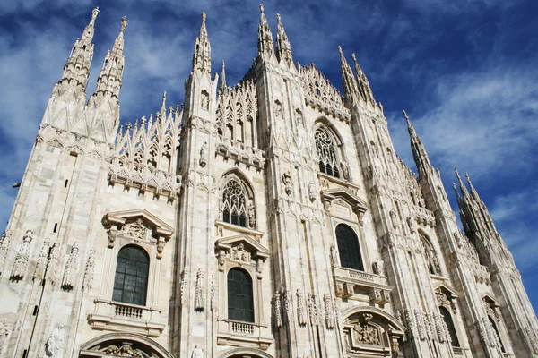 Weiße Mailänder Kathedrale im gotischen italienischen Stil — Stockfoto