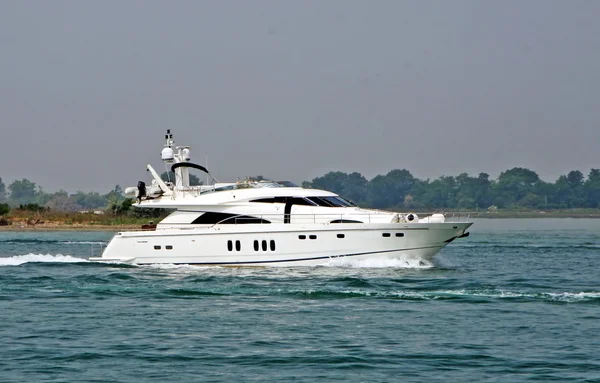 Barco de velocidad arada a través de las olas de la laguna de Venecia — Foto de Stock