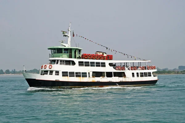 Erry lleva pasajeros y turistas a la isla desde la laguna veneciana —  Fotos de Stock