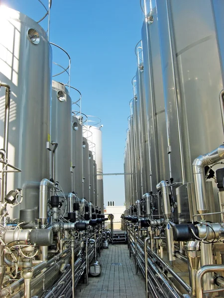Contenimeto gigantycznych silosach płynów, takich jak mleko i wina — Zdjęcie stockowe