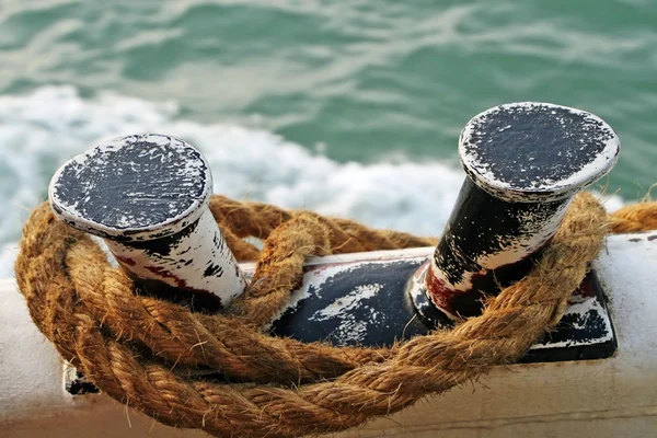 Сильна коричнева вузлова мотузка корабля на причалі — стокове фото