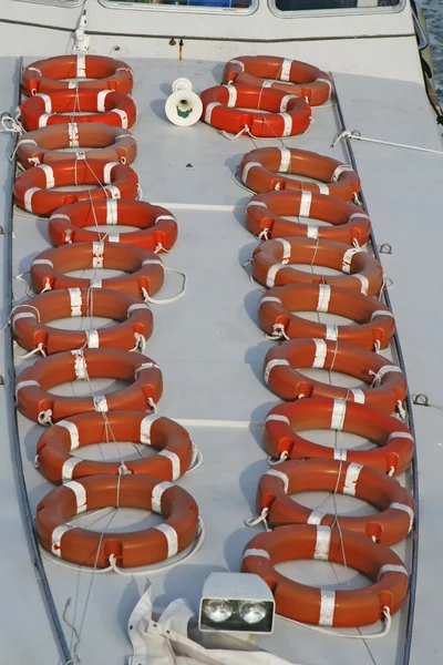 Grupo coletes salva-vidas em um navio — Fotografia de Stock