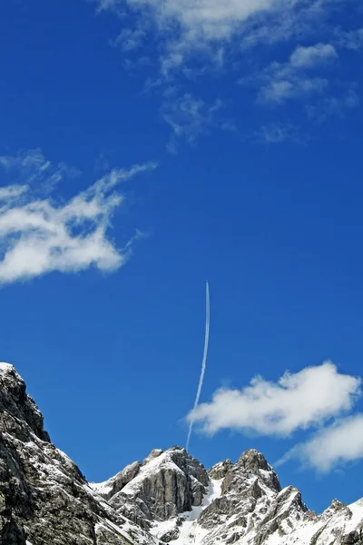 Trezirea unui avion cu Dolomiții italieni în fundal — Fotografie, imagine de stoc