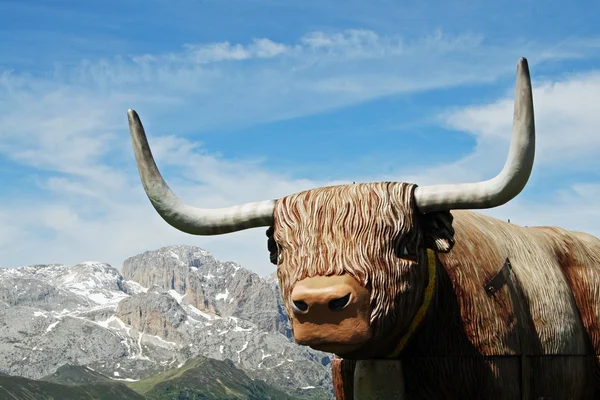 Yak is a stuffed animal like the bull in the mountains with horns — Stock Photo, Image