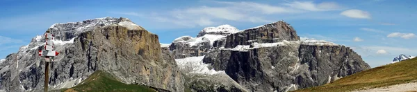 Panorama delle bellissime montagna della val di fassa con il sass Pordoi — Stock Photo, Image