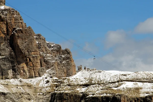 Téléphérique qui monte au sommet de Sass Pordoio en Val di Fassa Italie — Photo