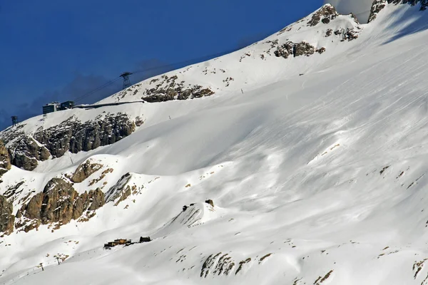 Glacier Marmolada recouvert de neige sale dans les Alpes — Photo
