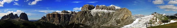 360 panorami sulle Dolomiti della Val di Fassa in estate con l'arco — Foto Stock