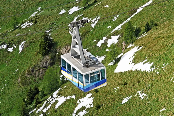 Teleferik veya füniküler demiryolu taşıma turistlere dağ tepe üzerinde — Stok fotoğraf