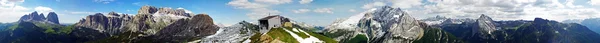 360 ° -Blick auf die Dolomiten des Fassatals im Sommer — Stockfoto