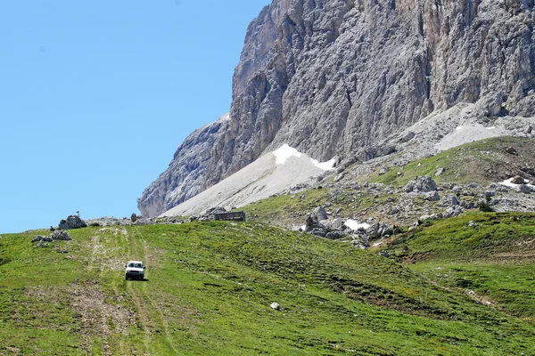 Мощеная извилистая горная дорога со множеством изгибов — стоковое фото