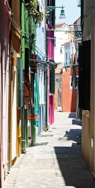 Rua estreita com as características da casa em Burano perto de Veneza — Fotografia de Stock