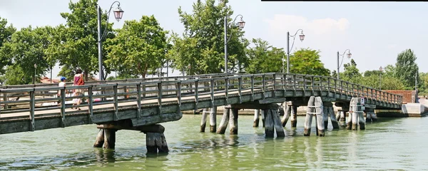 Bridge connecting the Mazzorbo island with the Burano island the Venetian l — Stock Photo, Image