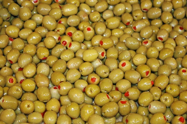 Mediterrane grüne Oliven gefüllt mit Tomaten im Einzelhandel — Stockfoto