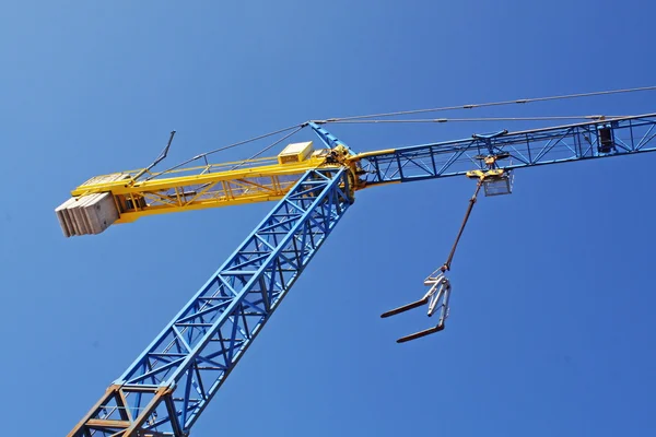 Кран на строительной площадке для подъема грузов во время строительства — стоковое фото