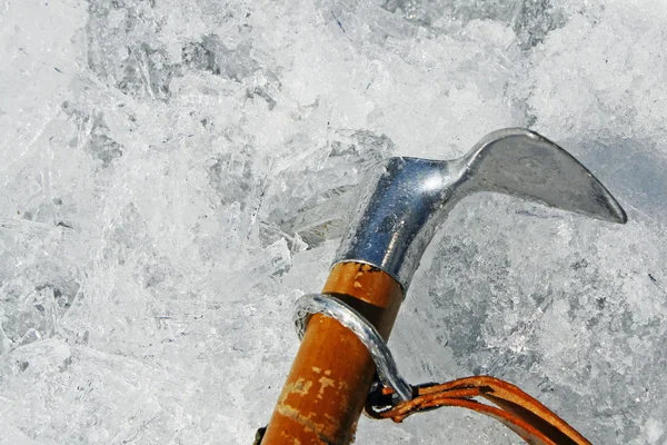 Yüksek dağlarda buz duvarına sıkıca sabit balta hook — Stok fotoğraf