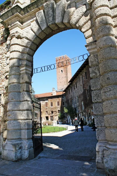 Inngang til Teatro Olimpico i Vicenza og tårnet i bakgrunnen – stockfoto