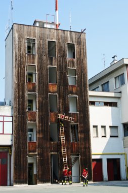 İtfaiyeciler tatbikat sırasında yangın istasyonu