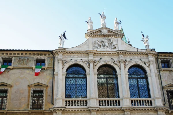 Kerk van st. vincent in de aan het piazza dei signori in vicenza — Stockfoto