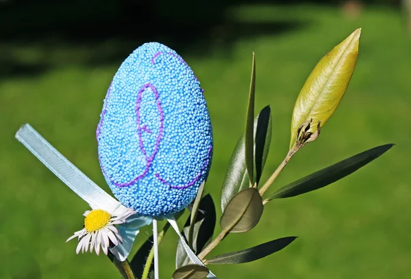Niebieskie jajka wielkanocne i kwiaty daisy i olive branch — Zdjęcie stockowe