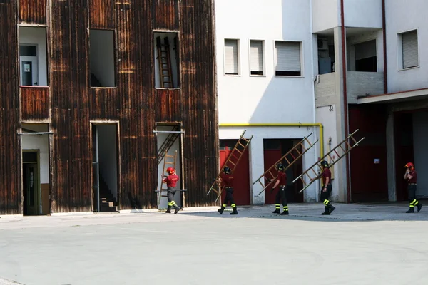 Bomberos en una estación de bomberos durante un ejercicio de entrenamiento — Foto de Stock