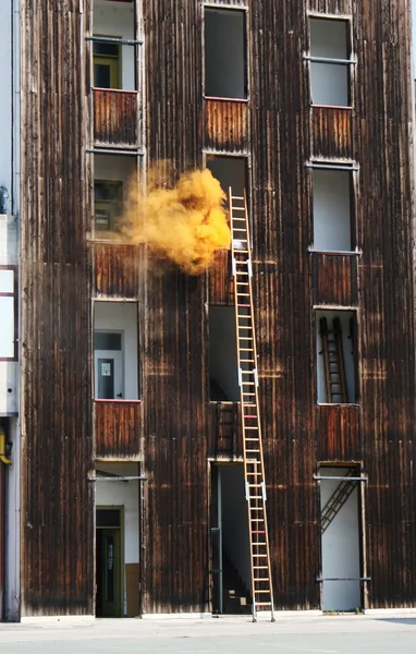 Tűzoltók egy tűzoltóállomás során a gyakorlati képzésre — Stock Fotó