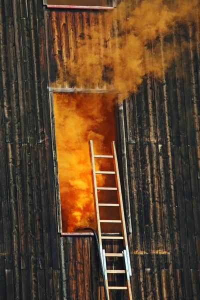 Los bomberos extinguieron un peligro de incendio durante un ejercicio de entrenamiento en la f — Foto de Stock