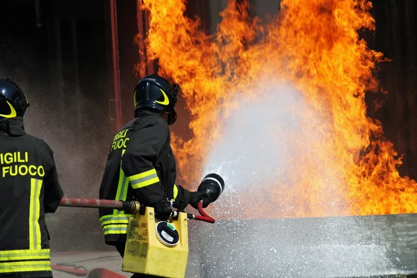 Tűzoltók eloltották a tüzet során a gyakorlati képzésre a f — Stock Fotó