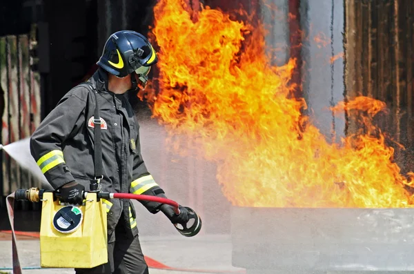 消防士は f の訓練演習中に火災の危険性を消滅 — ストック写真